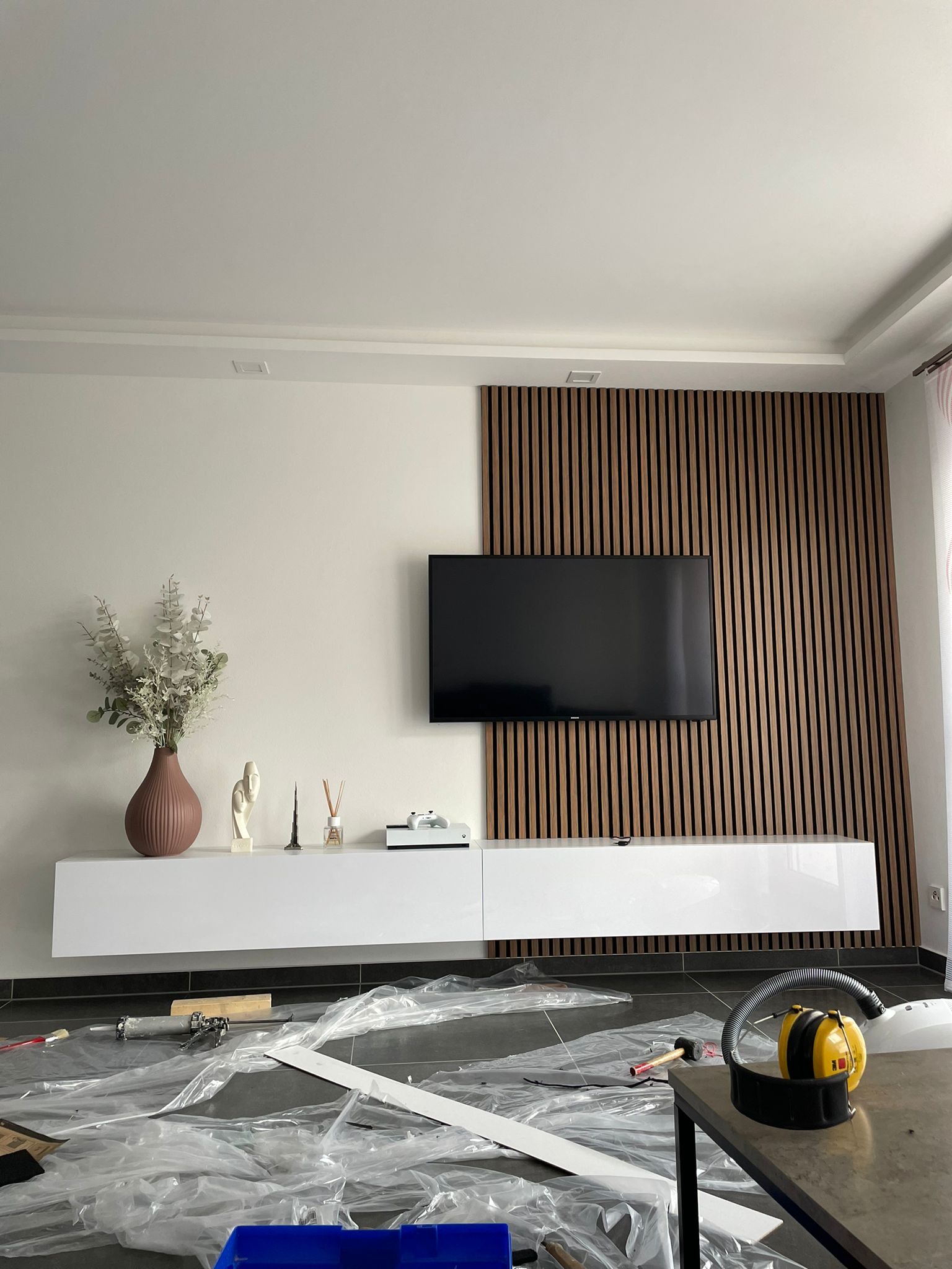 Wohnzimmer mit moderner TV-Wand und Holzverkleidung