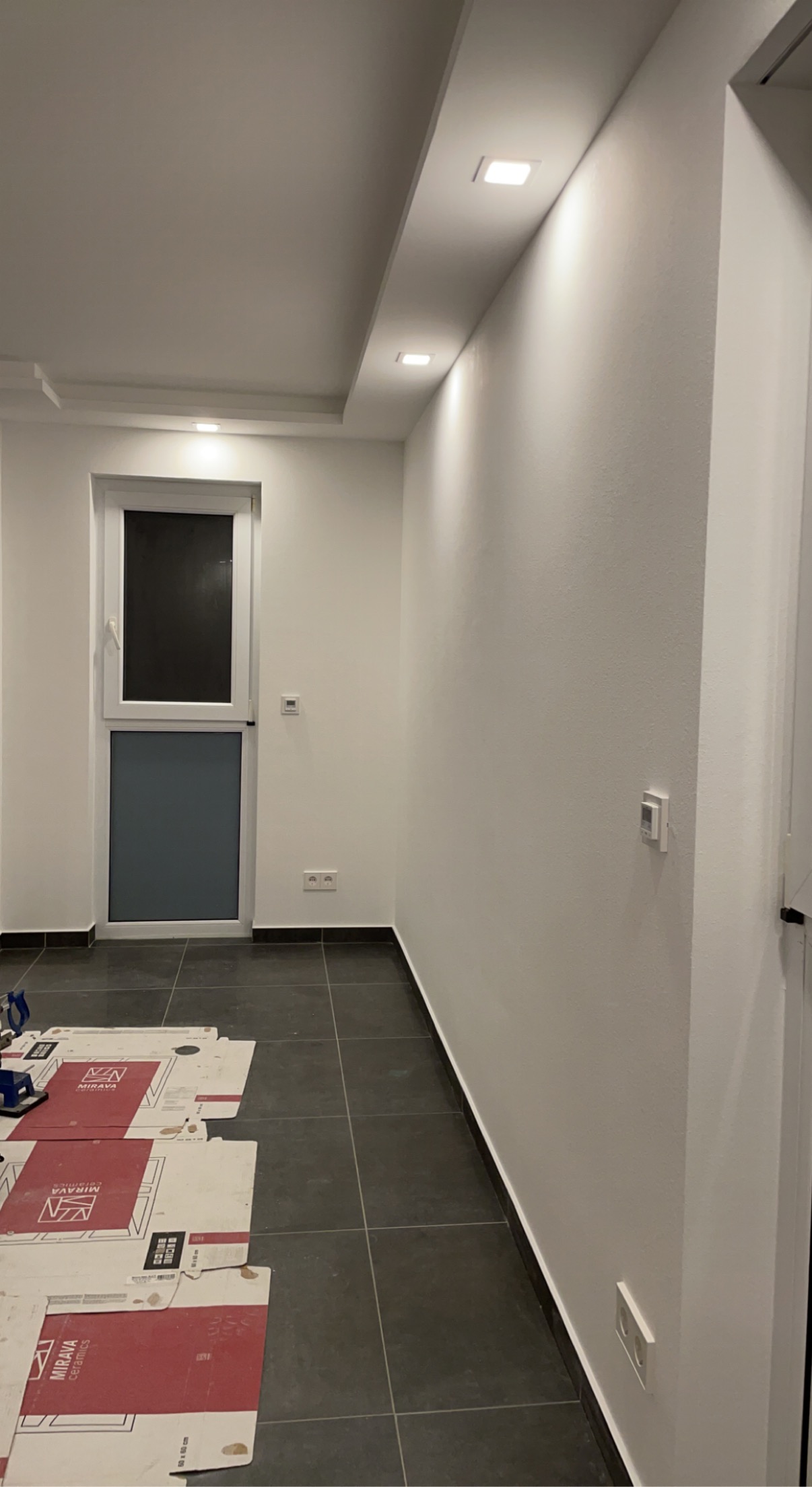 Flur nach Malerarbeiten mit heller Wandfarbe und sauberem Finish