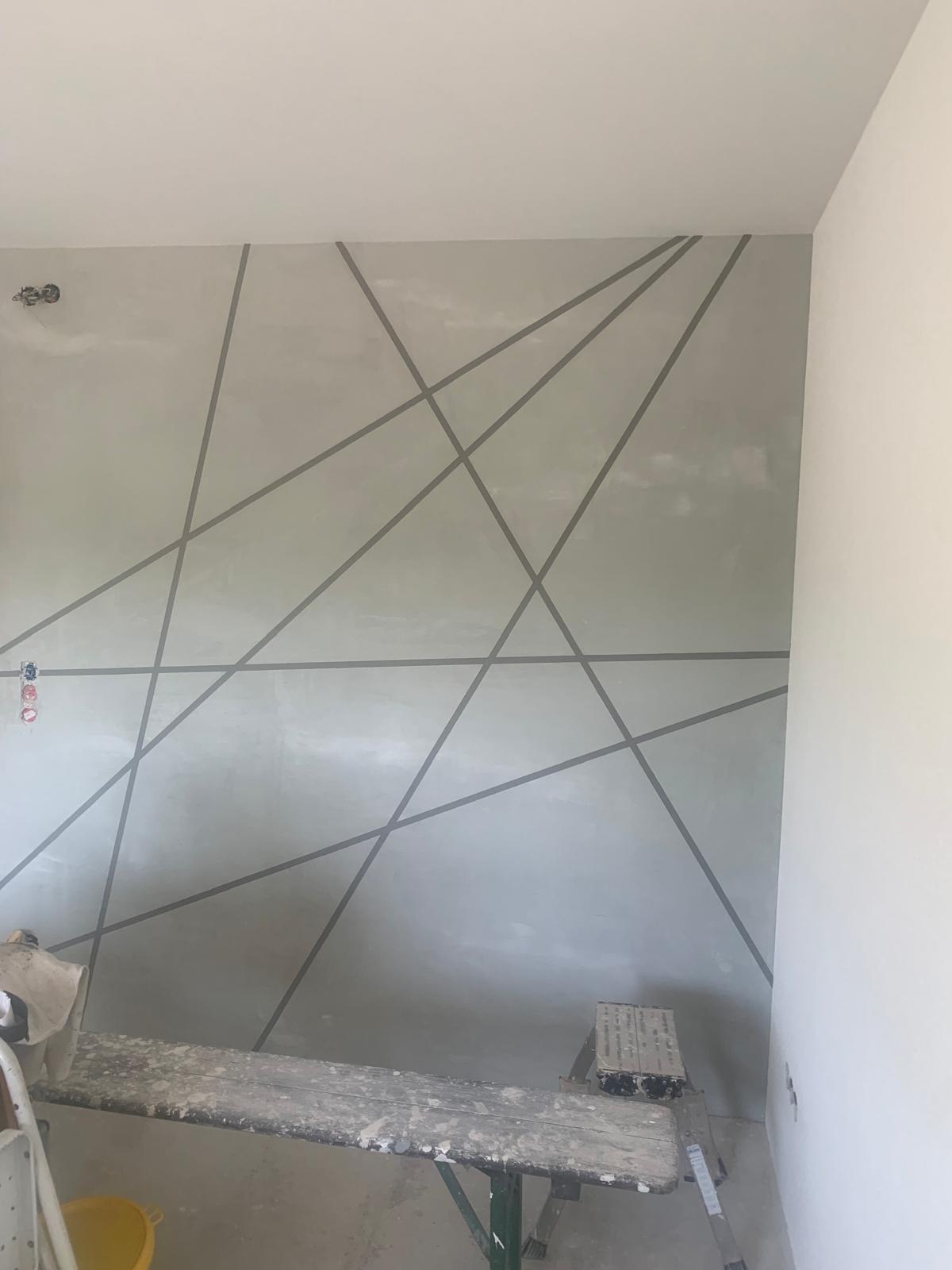 Kreative Wandgestaltung mit geometrischem Design und feiner Linienführung