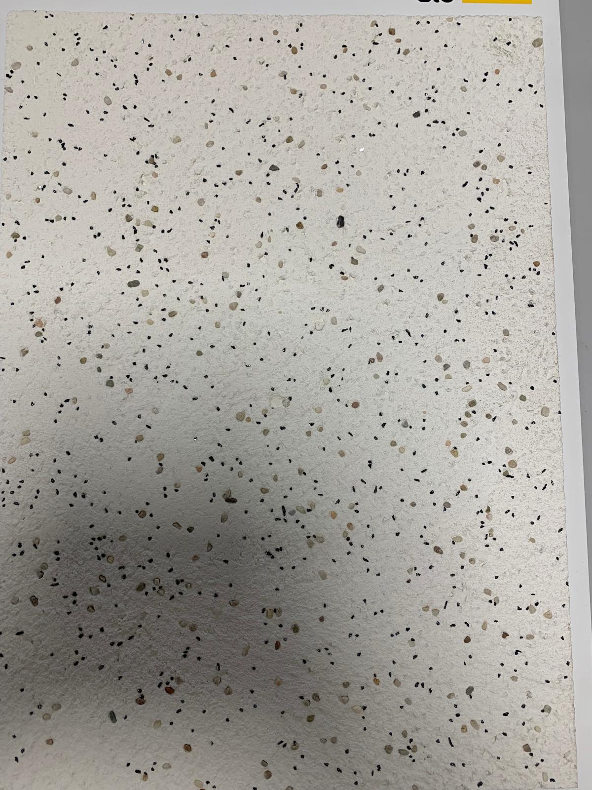 Detailaufnahme Wand mit gesprenkelter Farbgestaltung im Innenbereich