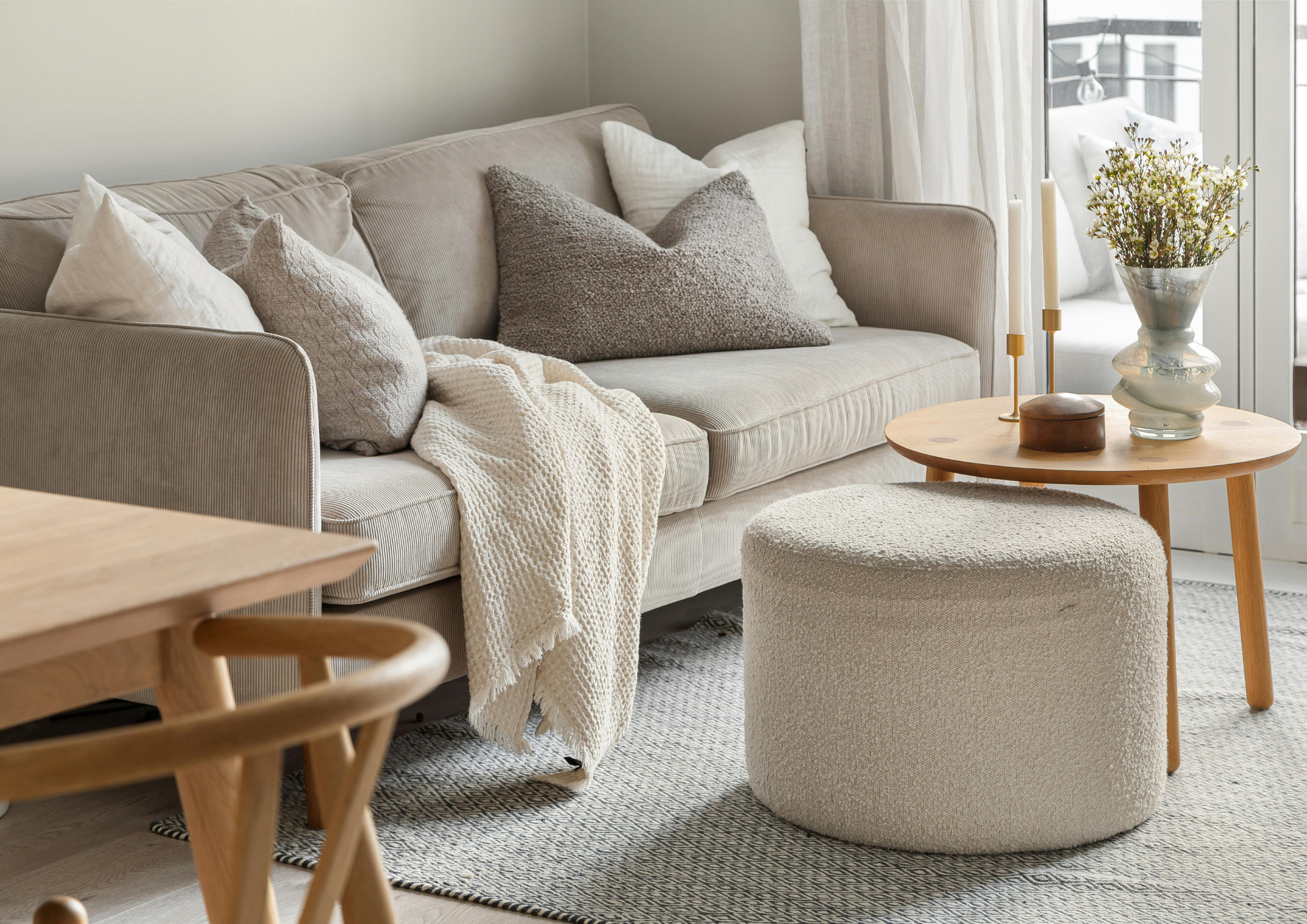 Sofa im Wohnzimmer in heller Einrichtung