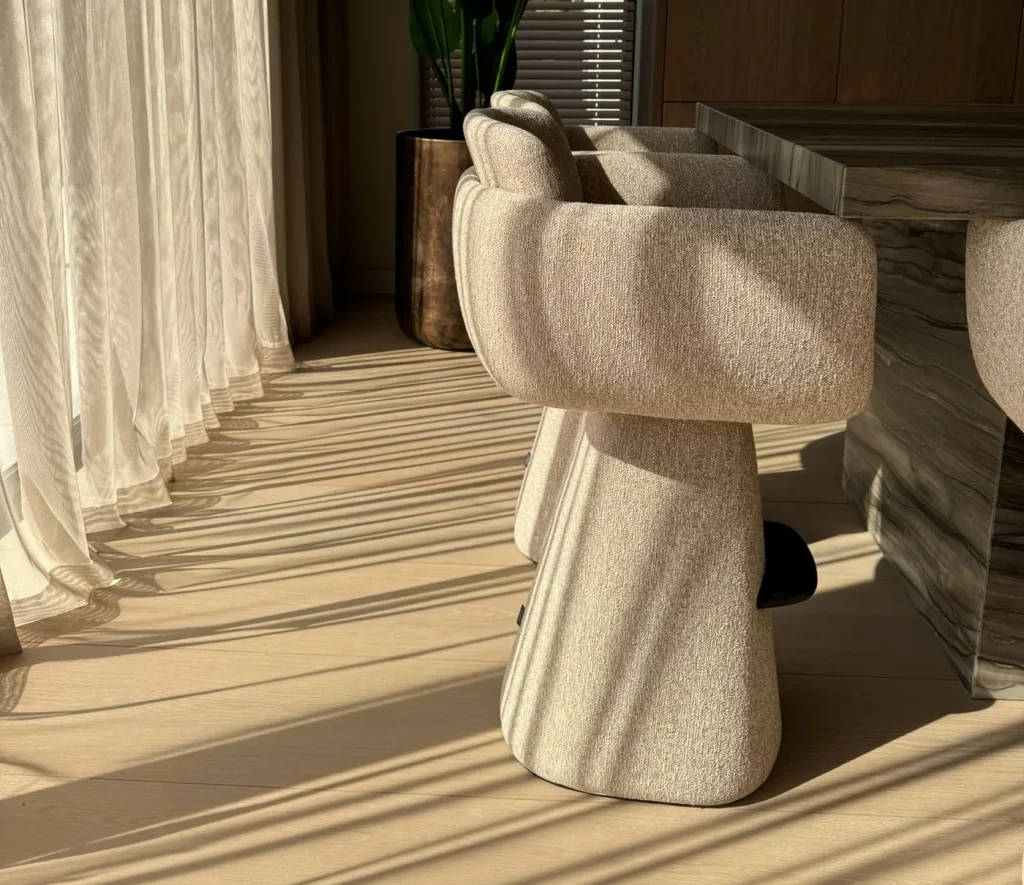 Exklusiver Designer Barhocker in heller Farbe
