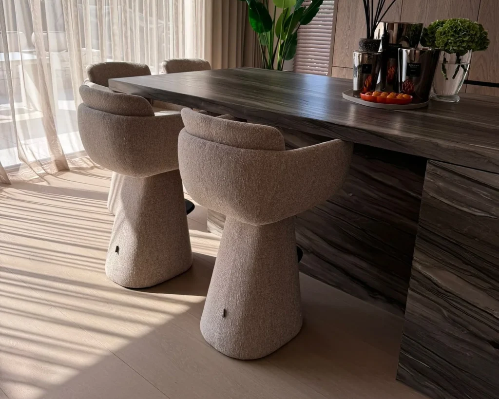 Exklusiver Designer Barhocker in heller Farbe