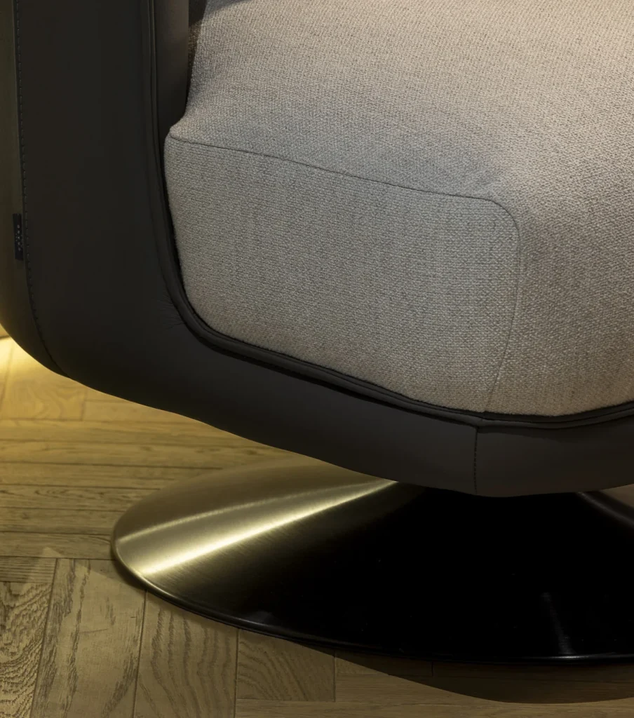 Moderner Designersessel aus Leder in Schwarz grau
