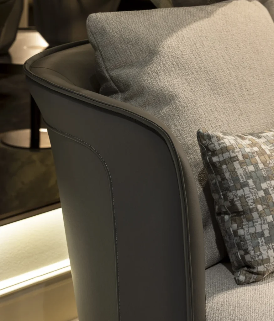 Moderner Designersessel aus Leder in Schwarz grau